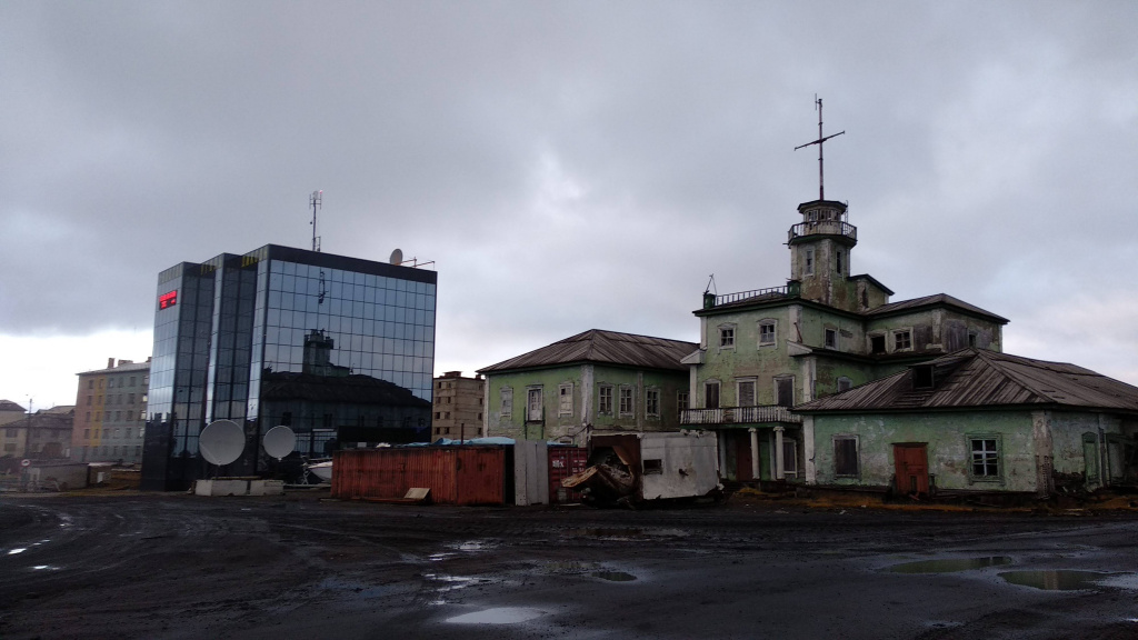 "Небоскрёб из стекла и бетона" и старое здание портового управления