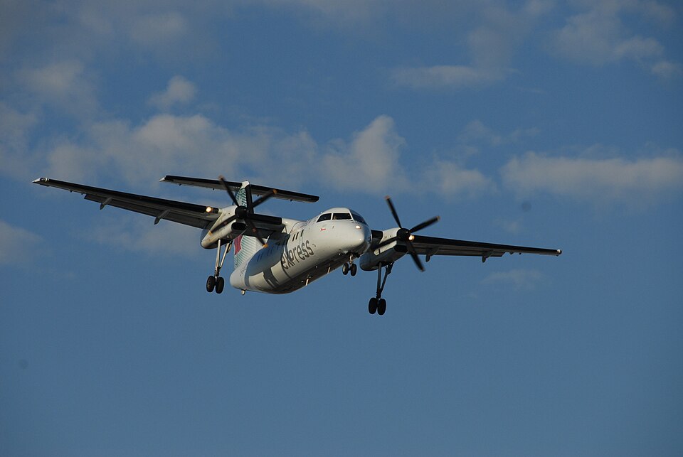 ASJ_Air_Canada_Jazz_-_De_Havilland_Canada_DHC-8-102_Dash_8_-_Flight_JZA8540_from_YQT_(9446446781).jpg