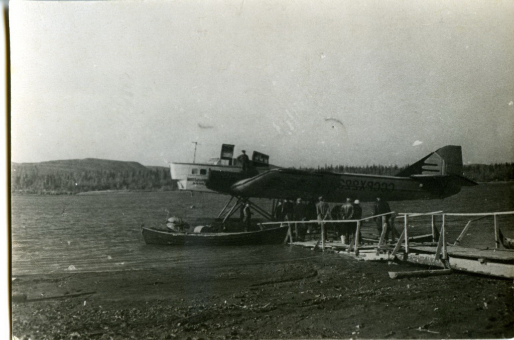 Посадка пассажиров на гидроплан, 1941
