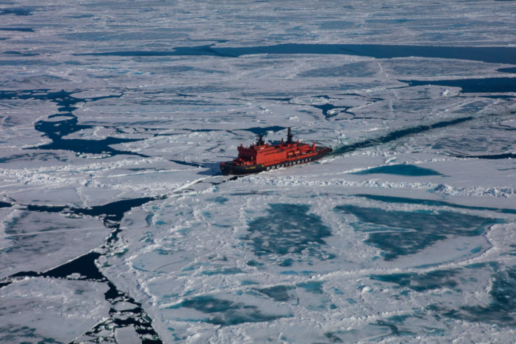Атомный ледокол "50 лет Победы" в арктических льдах