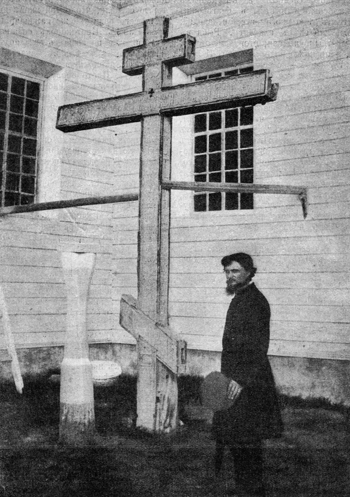 Старообрядческий начётчик Иван Жмаев у креста, установленного в Пустозерске в память протопопа Аввакума