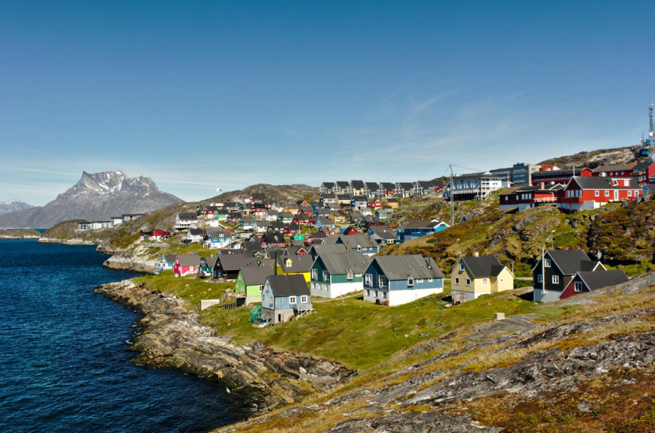 Столица Гренландии – городок Нуук – живописно расположилась по берегам фьорда Доброй Надежды. Фото И.О. Нехаева.