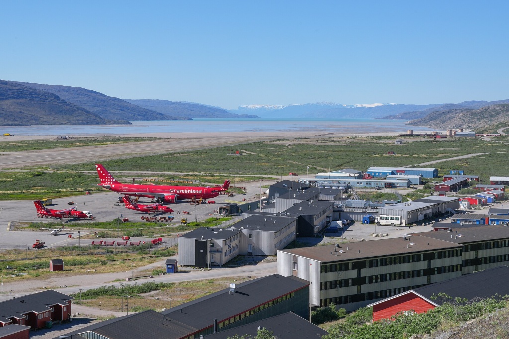 Air_Greenland_A330-800neo_at_Kangerlussuaq_Airport_in_2024.jpg