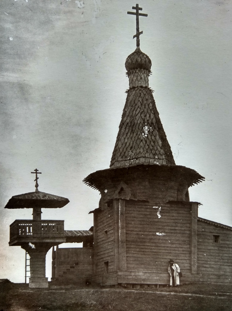 П.Д. Барановский рядом с часовней в селе Усть-Выя, 1921 год.