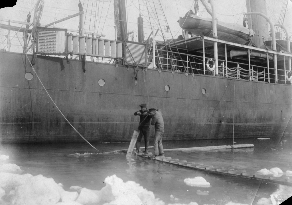 Выпиливание льда с борта Вайгача в заливе Толля, июль 1915