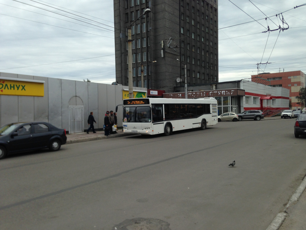 Автобус в Абрам-мыс на остановке в Мурманске