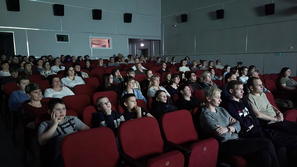 зрители с. Красноборск на премьере фильма Великий. Северный. Железнодорожный.jpg зрители с. Красноборск на премьере фильма Великий. Северный. Железнодорожный.jpg