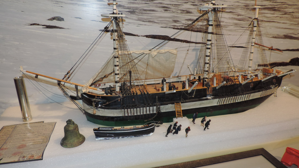 Model_of_the_HMS_Erebus_(1826)_trapped_in_the_ice,_Nattilik_Heritage_Centre,_Gjoa_Haven,_September_2019.jpg