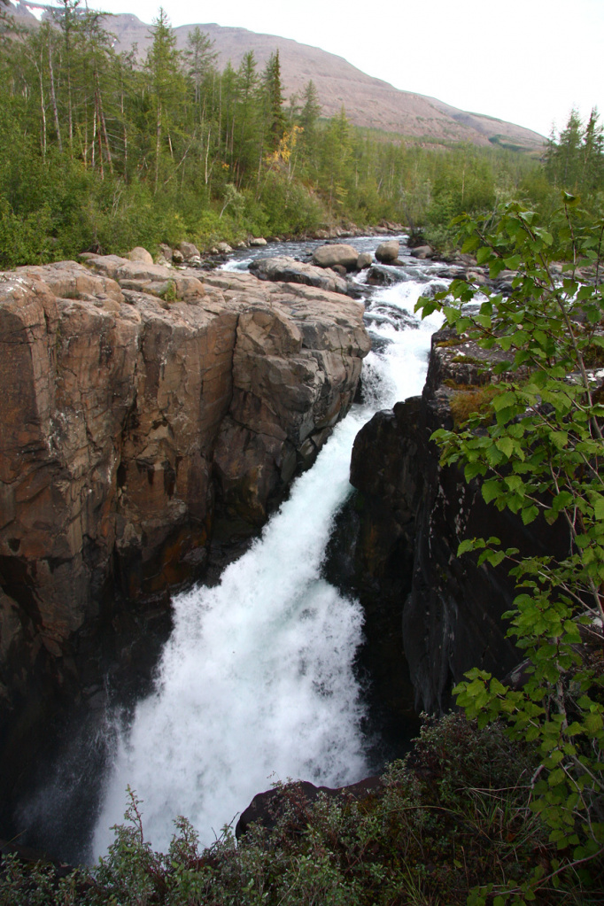 Водопад на реке Нералах (плато Путорана).jpg