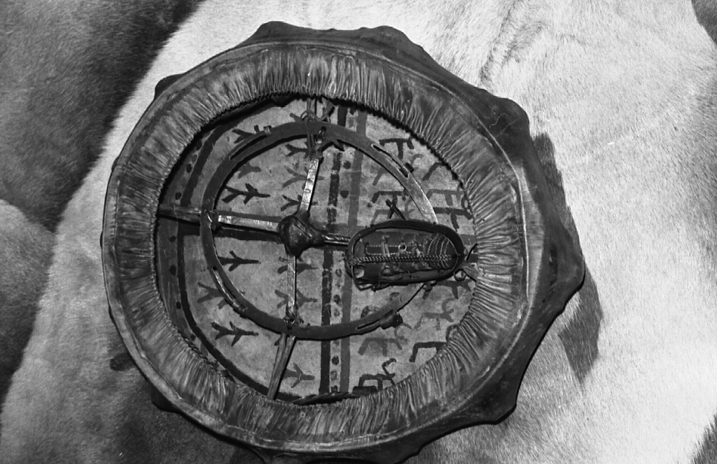Шаманский бубен Тубяку Костеркина. Фото Х.Релве.jpg