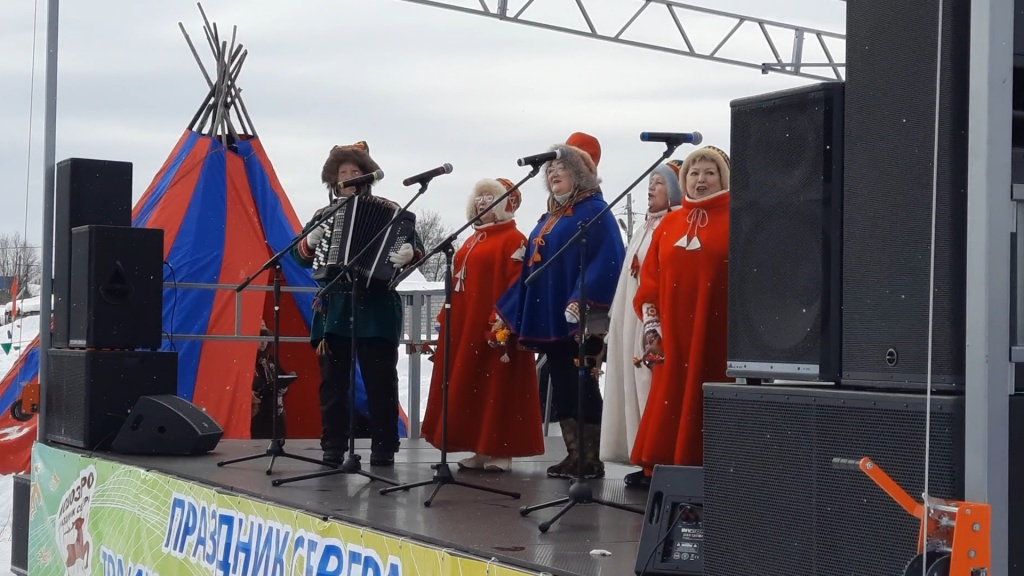 саамы в национальных костюмах.jpg