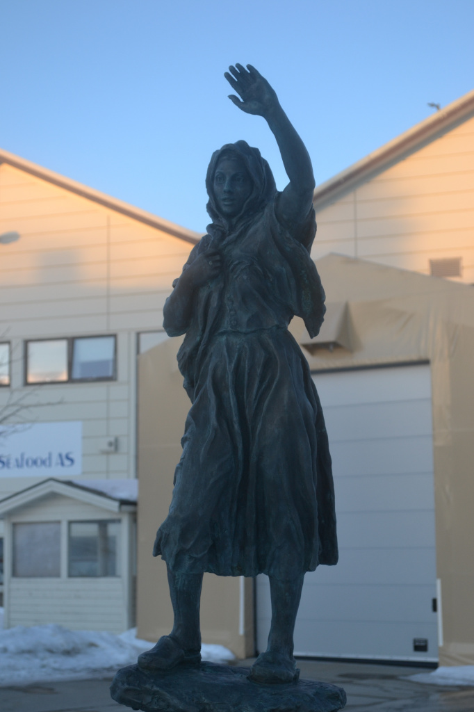 Скульптура женщины на берегу
