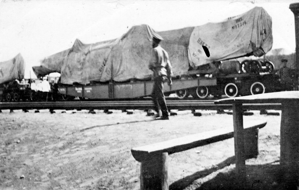 Перевозка подводных лодок № 1 и № 2 по железной дороге, 1915 г.