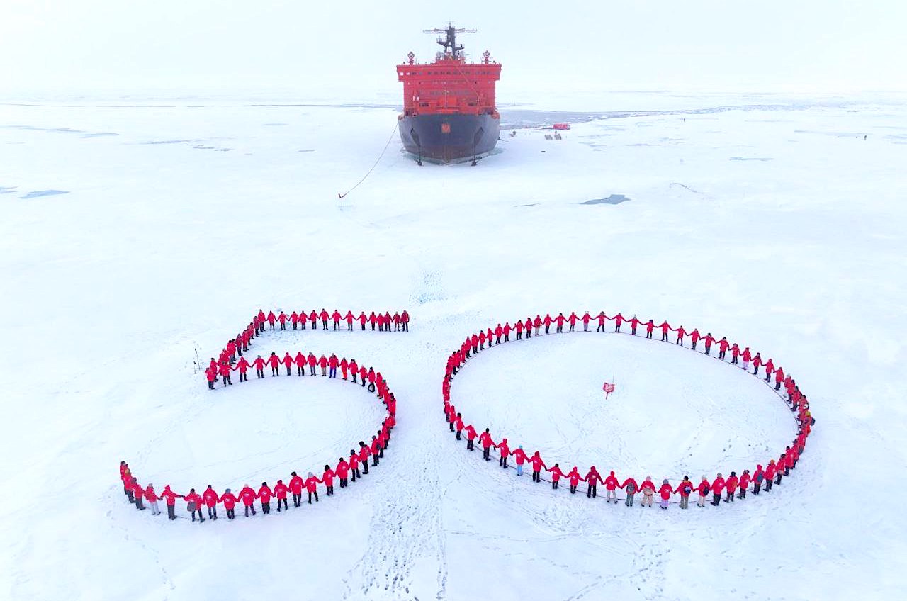 Атомный ледокол «50 лет Победы» доставил туристов на Северный полюс в юбилейном 50-ом рейсе 
